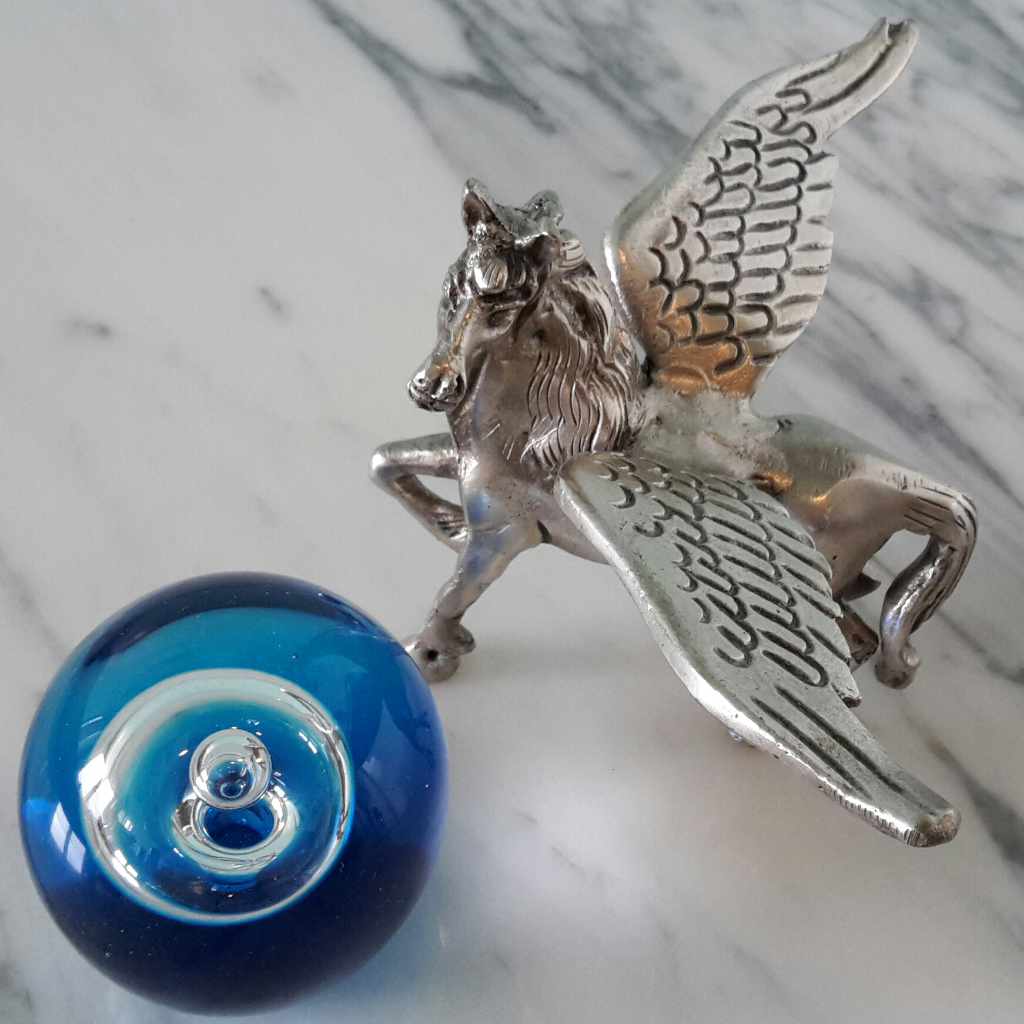 Pegasusskulptur mit blauer Kugel