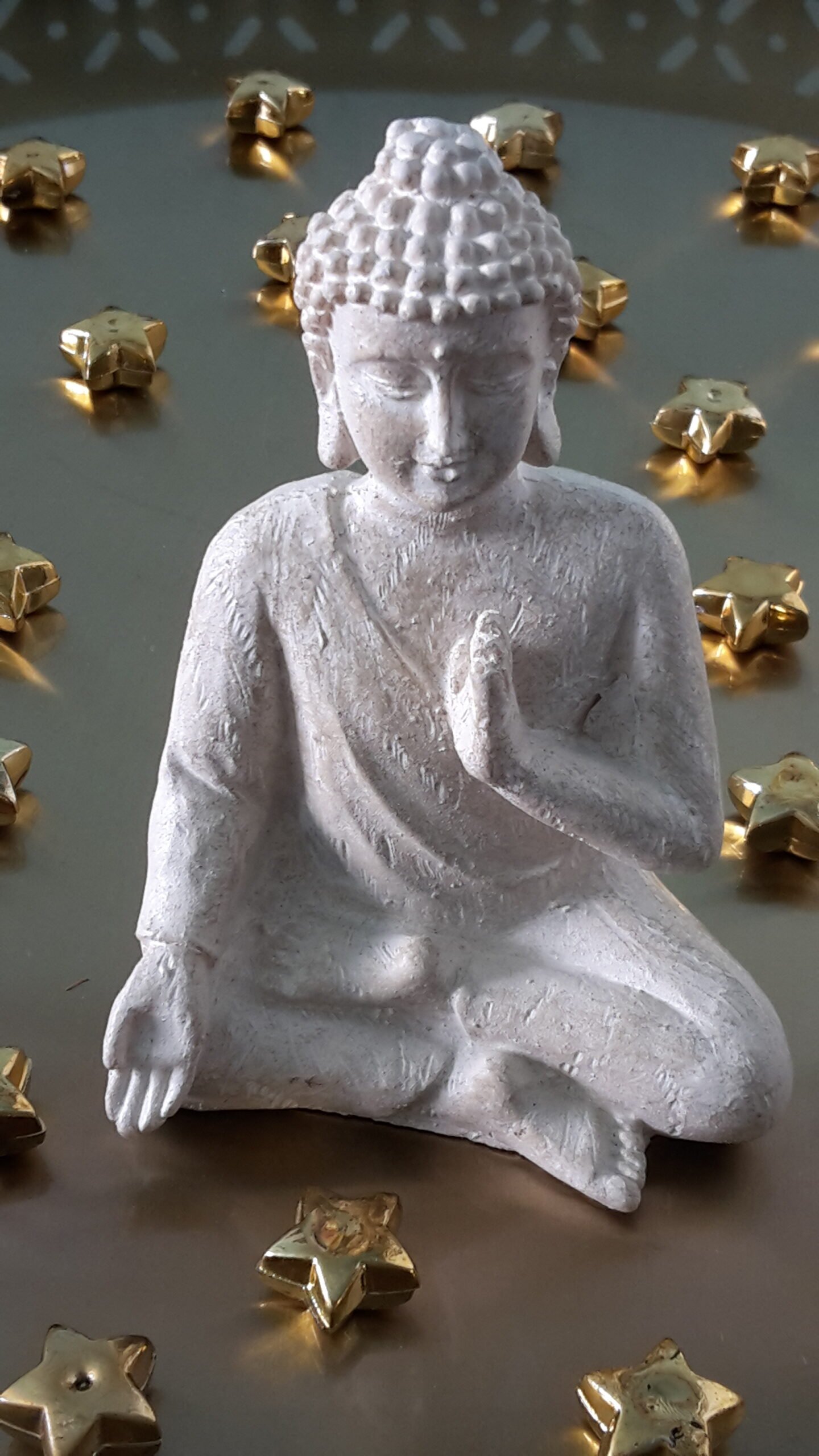 Meditierender Buddha von goldenen Sternen umgeben